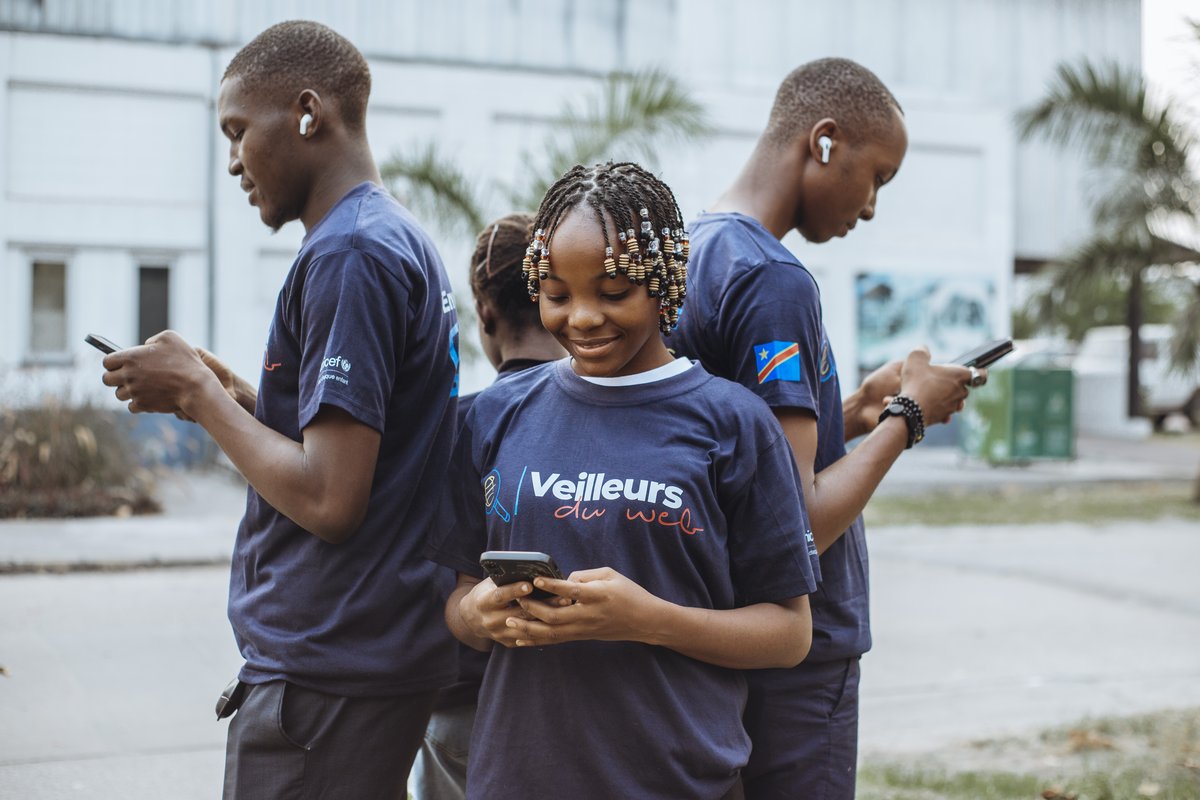 Trois jeunes Veilleurs du Web pratiquant la veille sociale sur leurs smartphones