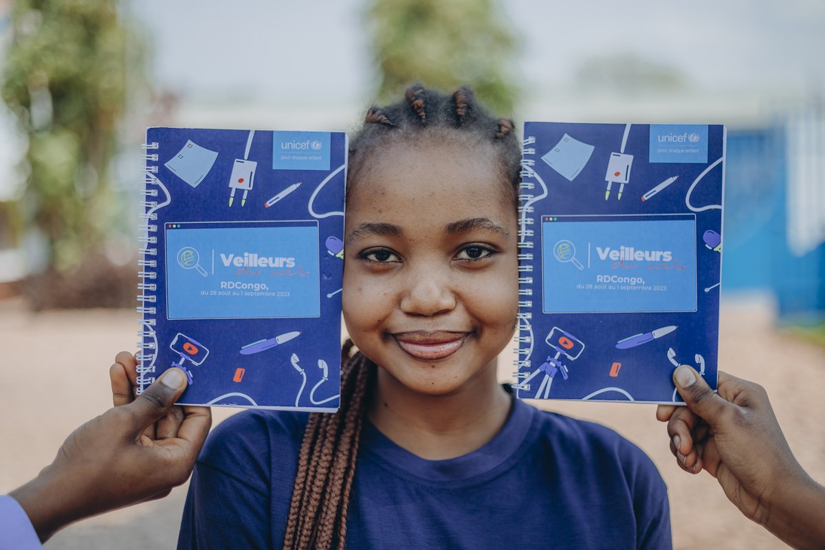 Portrait d'une jeune Veilleuse du Web tenant ses carnets de formation, symbole de la rigueur du programme