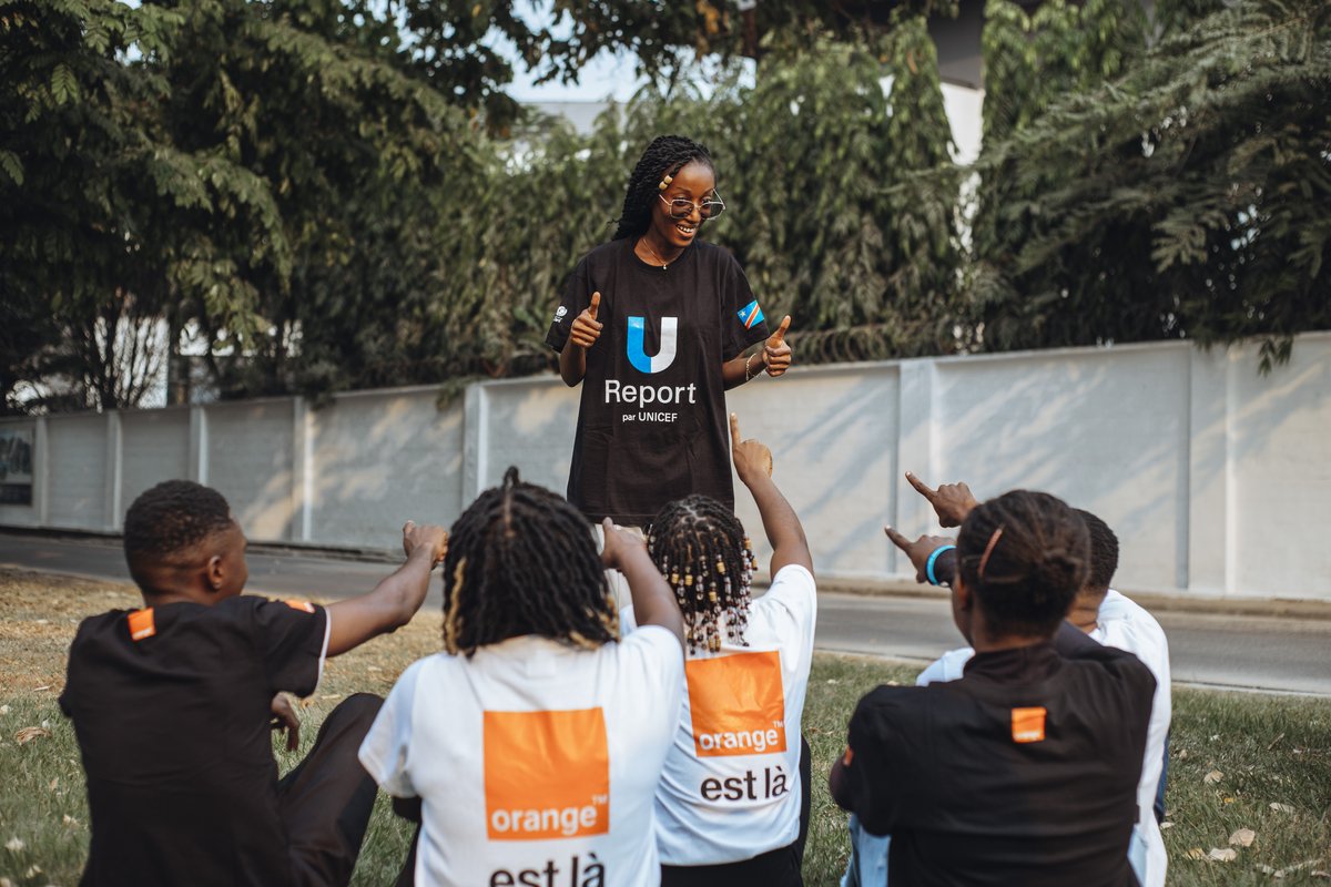 Une jeune ambassadrice U-Report anime une séance de sensibilisation peer-to-peer auprès de pairs Orange est là
