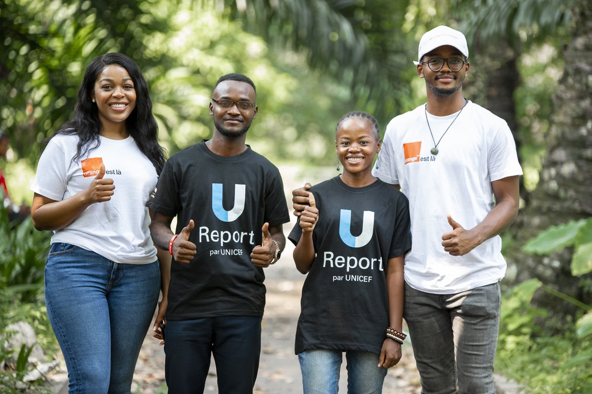 Quatre jeunes engagés représentant le partenariat entre Veilleurs du Web, U-Report et Orange