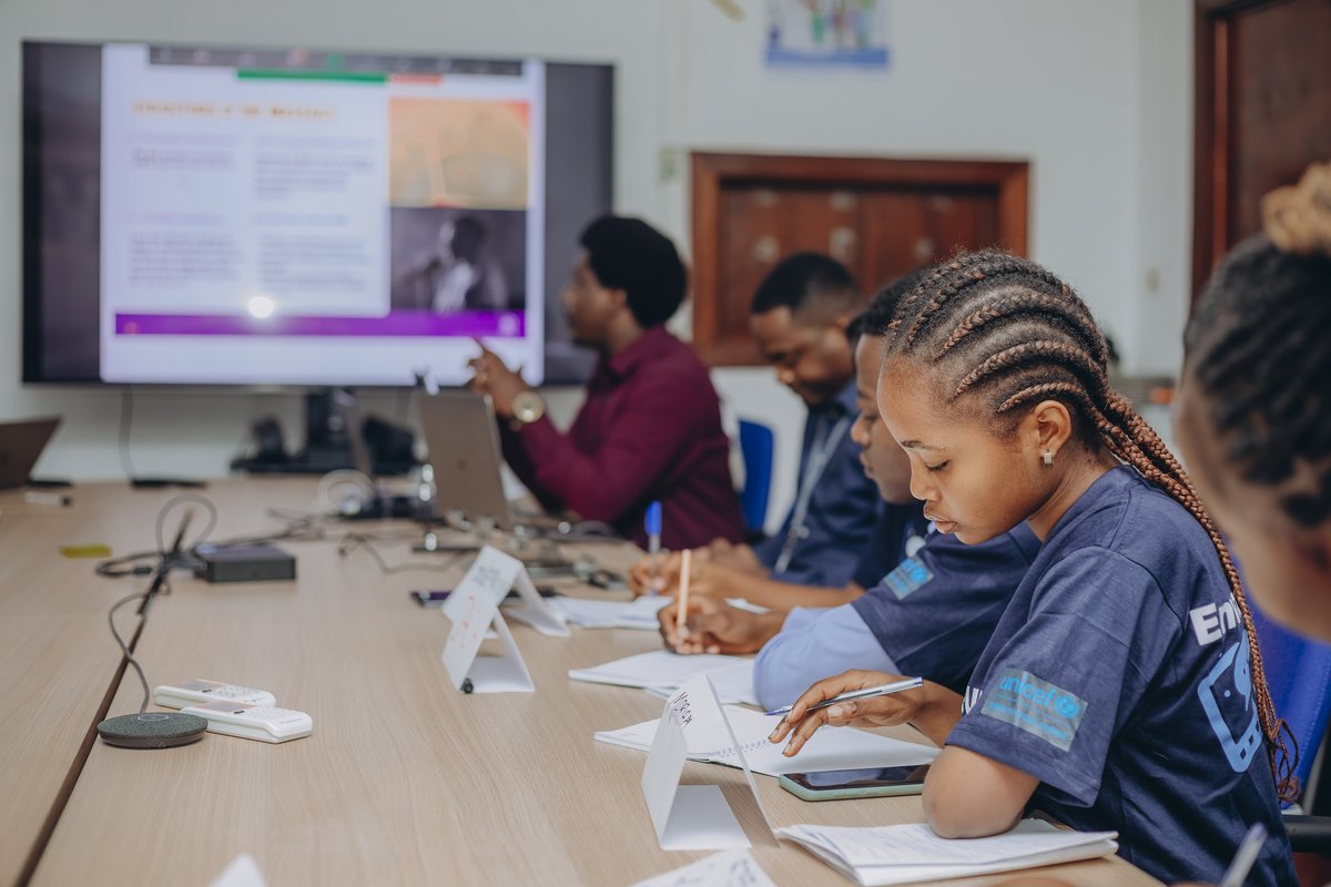 Une jeune Veilleuse du Web en pleine prise de notes pendant une session de formation